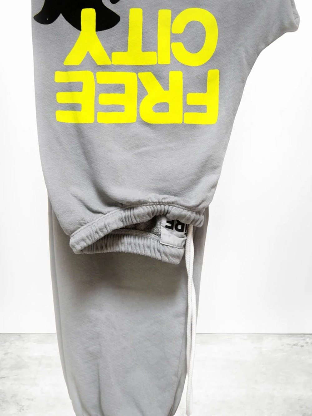 FREECITY Large Sweatpant In Silver Rock